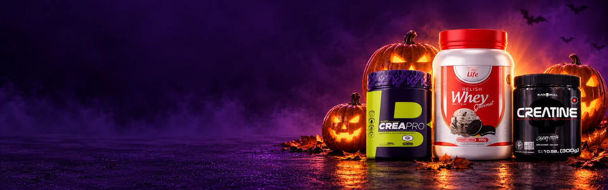 Potes de Creapro, Relish Whey Gourmet e creatina Black Skull entre abóboras de Halloween acesas, em fundo roxo