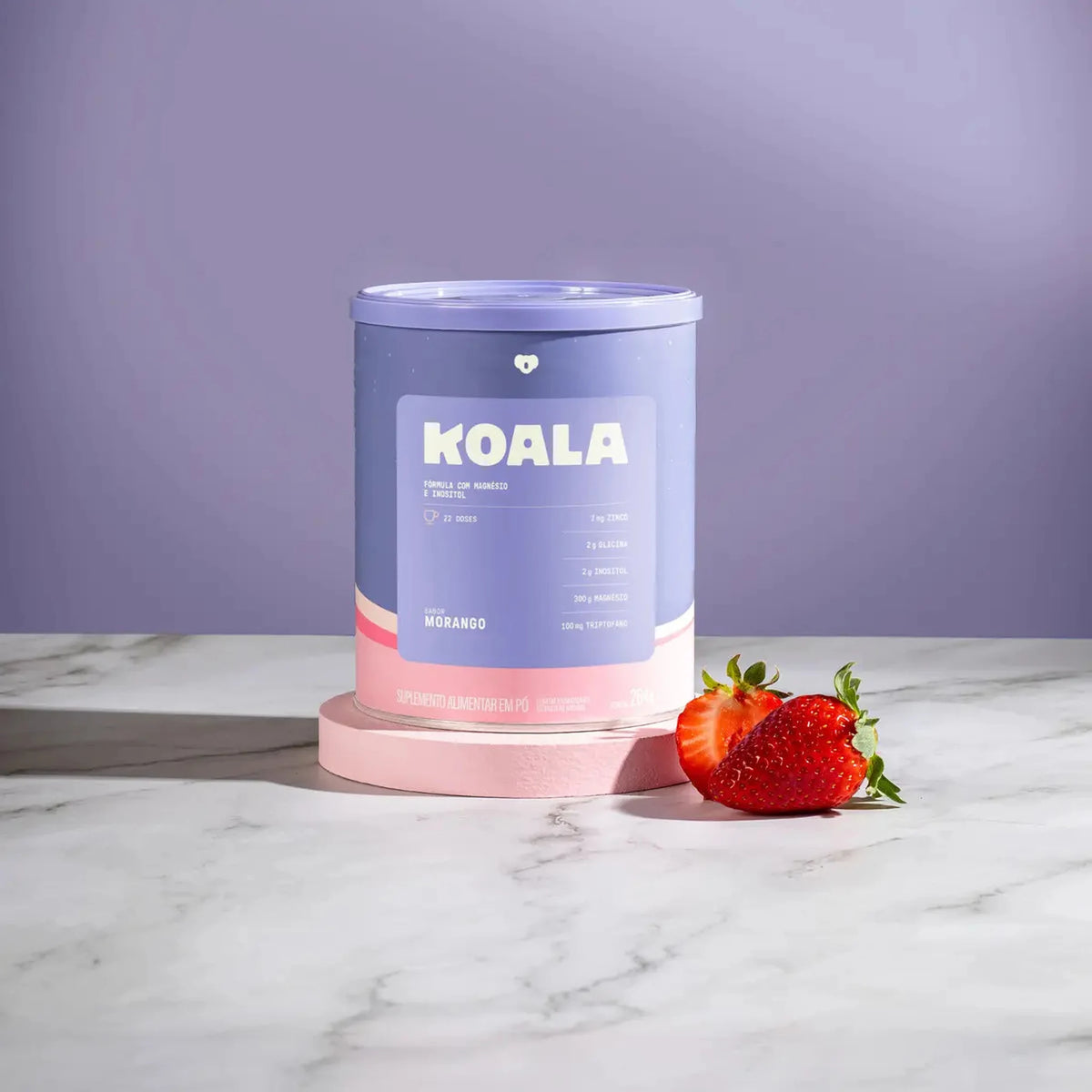 Lata de Koala Sleep 264g Caffeine Army sobre bancada de mármore com morangos