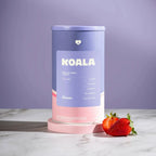 Lata de Koala Sleep 456g Caffeine Army sobre bancada de mármore com morangos
