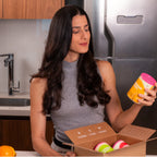 Mulher na cozinha com uma lata de Morning Shot 144g Sublyme