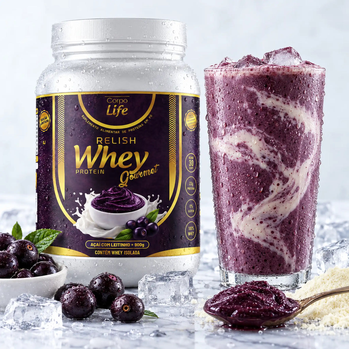 Pote de Relish Whey sabor Açaí com Leitinho ao lado de shake gelado com açaí e leite em pó