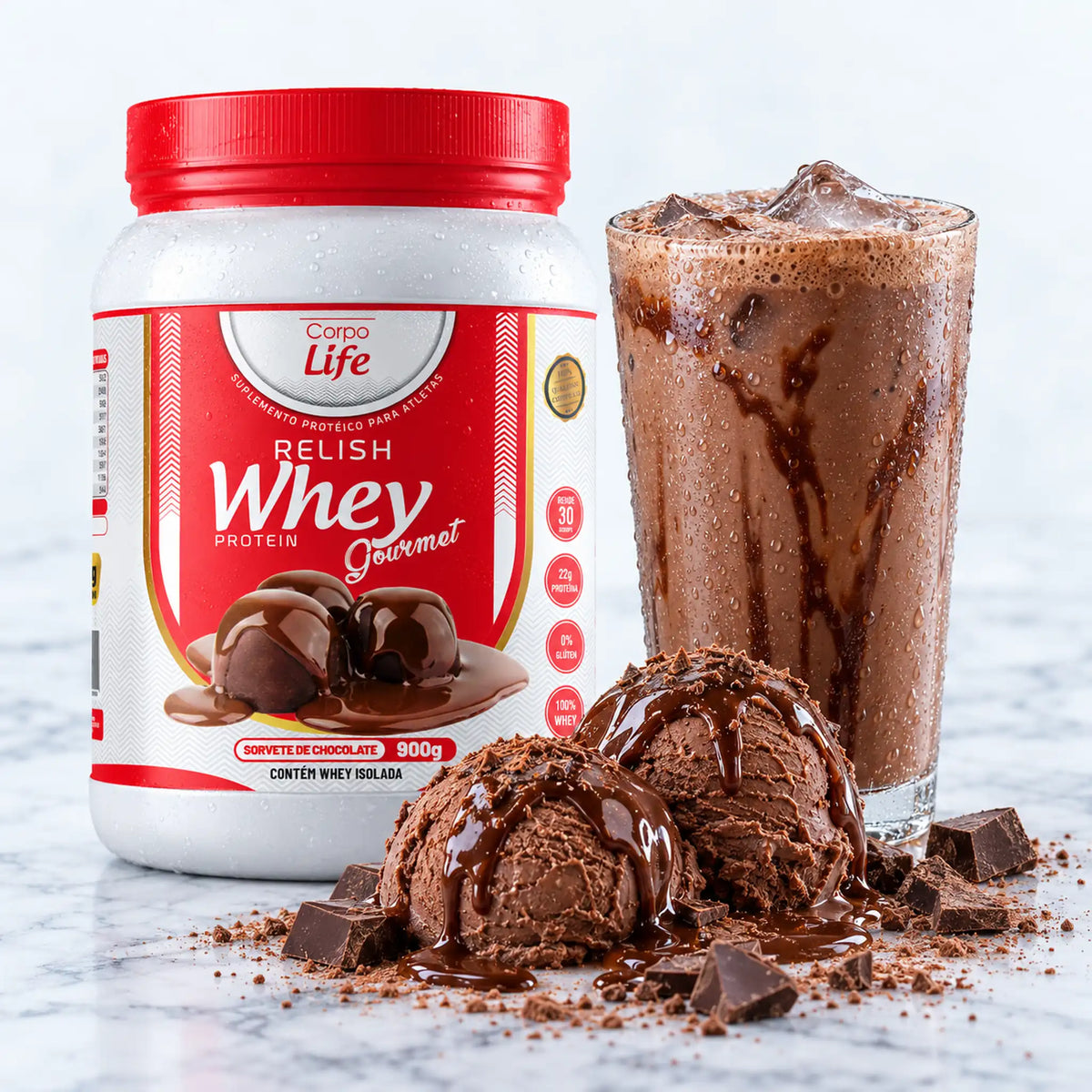 Pote de Relish Whey sabor Chocolate ao lado de shake gelado com sorvete, calda e cacau