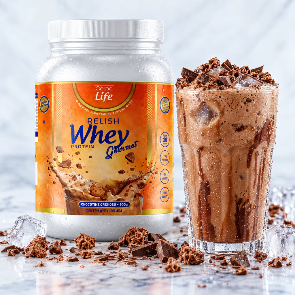 Pote de Relish Whey sabor Chocotine ao lado de shake gelado com cereal crocante e chocolate