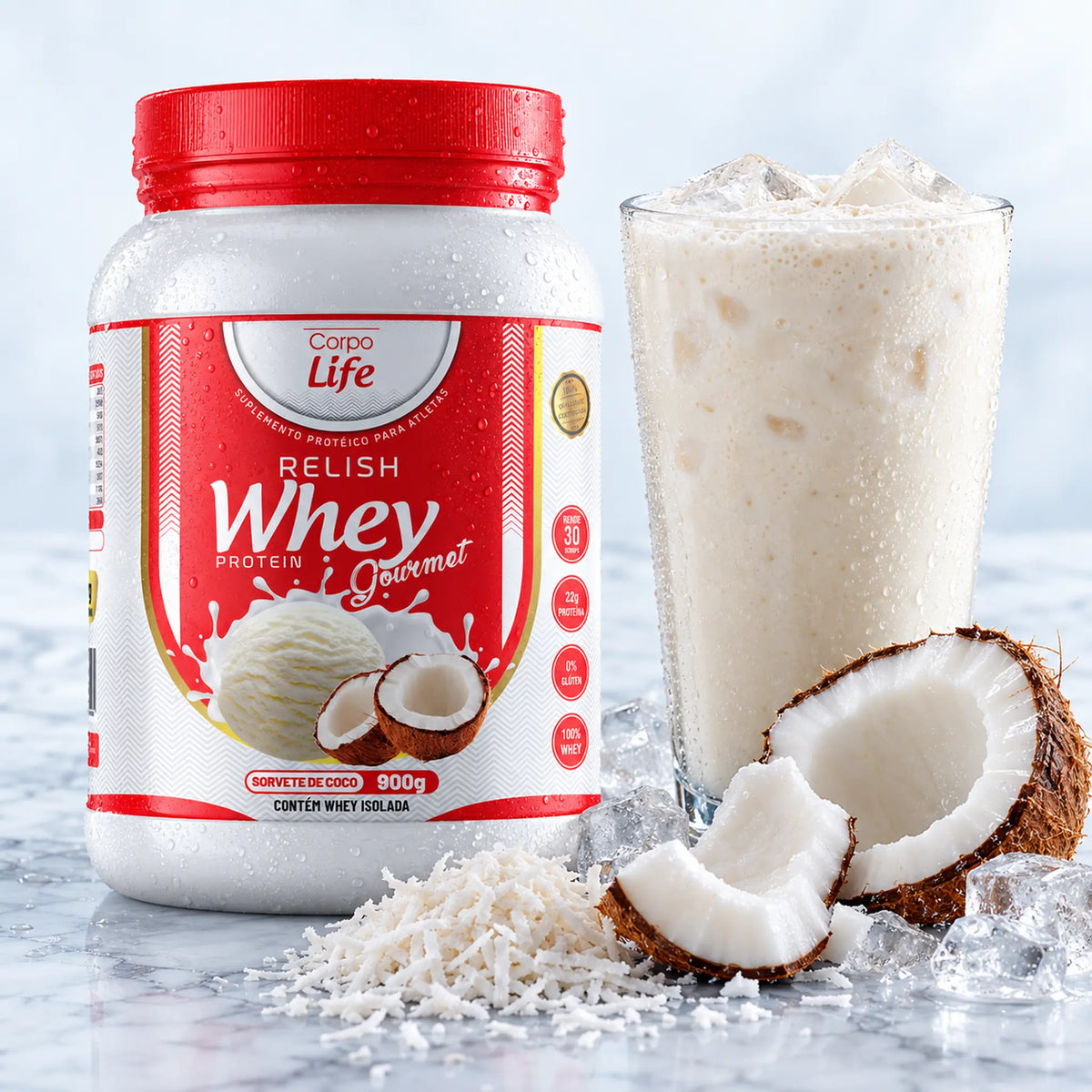 Pote de Relish Whey sabor Coco ao lado de um copo de shake gelado e coco fresco