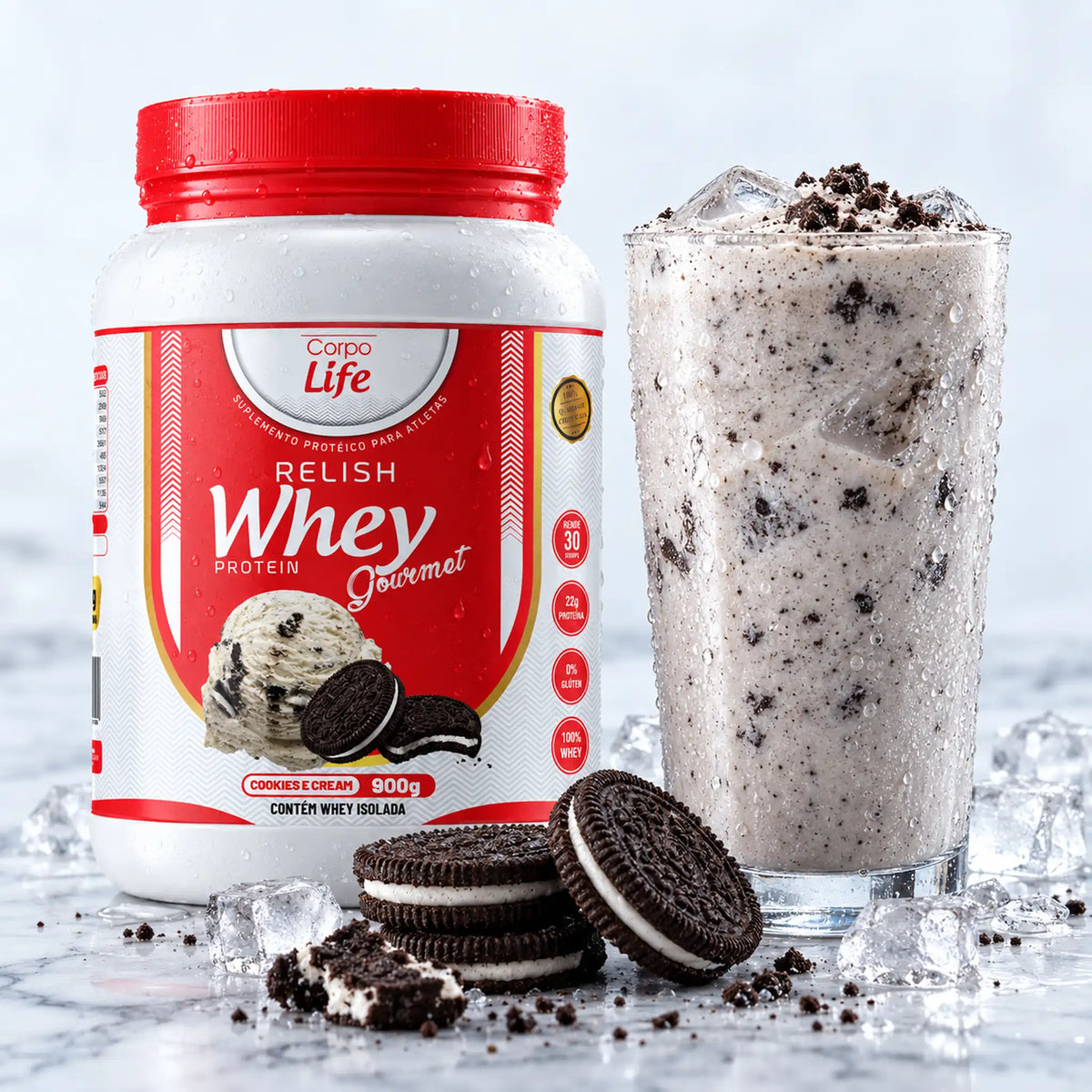 Pote de Relish Whey sabor Cookies and Cream ao lado de shake gelado com biscoitos de chocolate