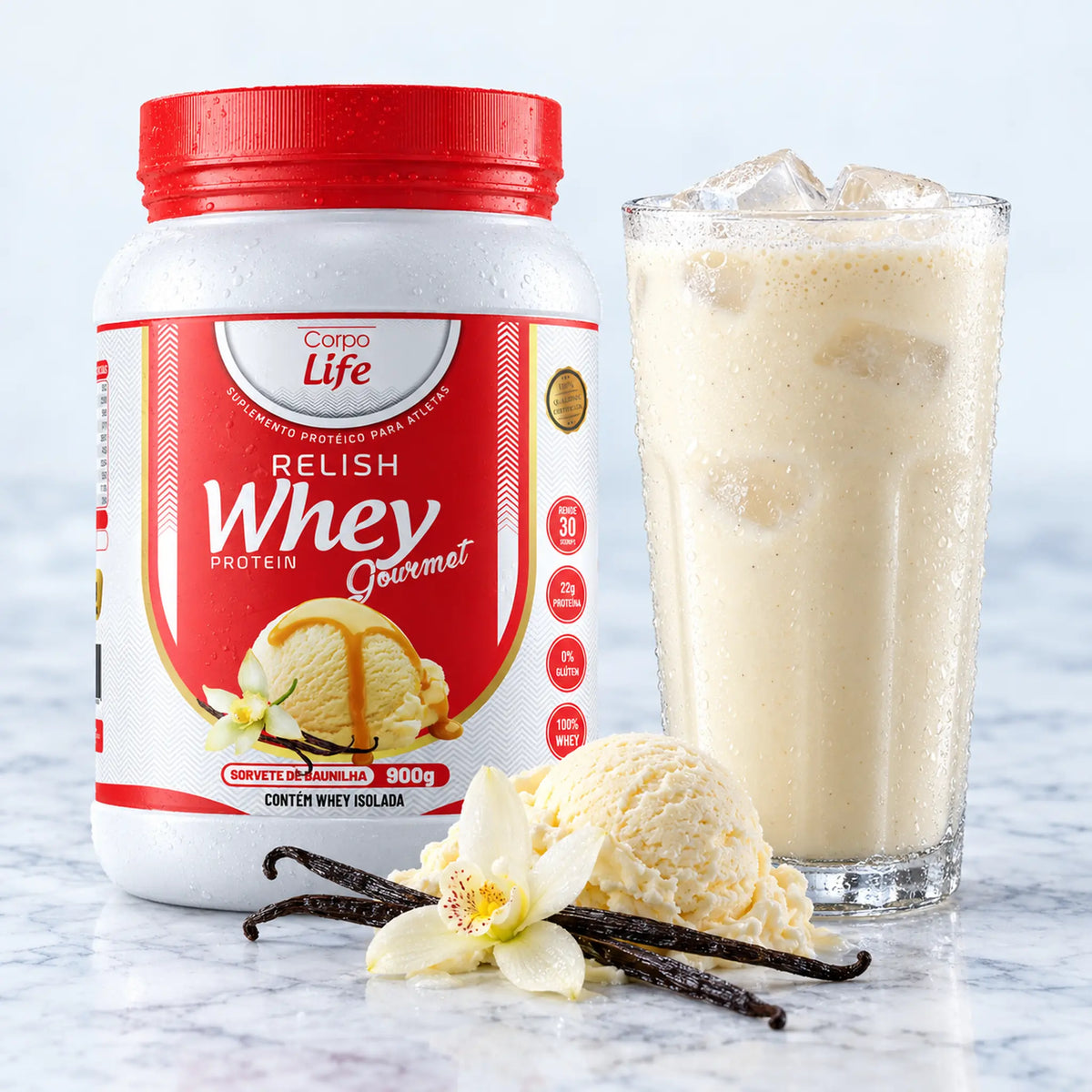 Pote de Relish Whey sabor Sorvete de Baunilha ao lado de shake gelado com favas e flor de baunilha