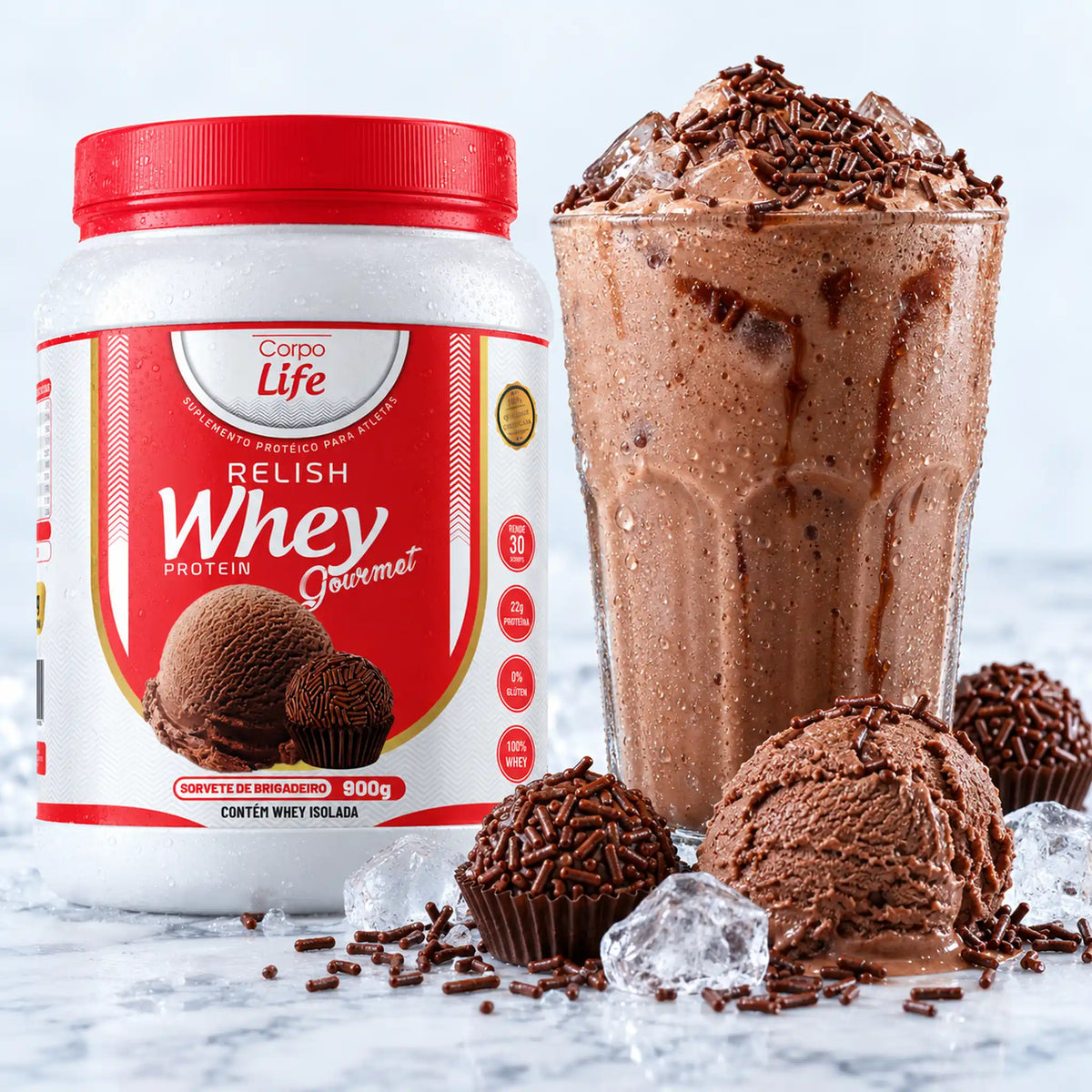 Pote de Relish Whey sabor Sorvete de Brigadeiro ao lado de shake gelado com brigadeiros e granulado