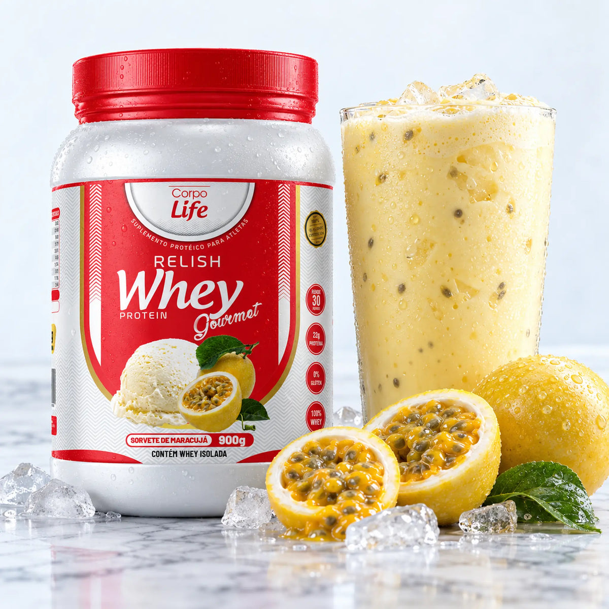 Pote de Relish Whey sabor Sorvete de Maracujá ao lado de shake gelado e maracujás frescos
