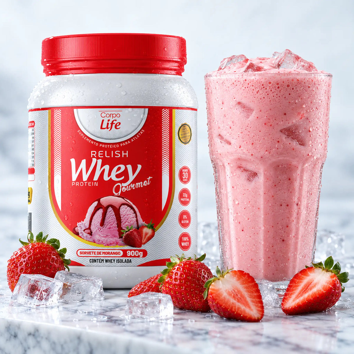 Pote de Relish Whey sabor Sorvete de Morango ao lado de shake gelado e morangos frescos