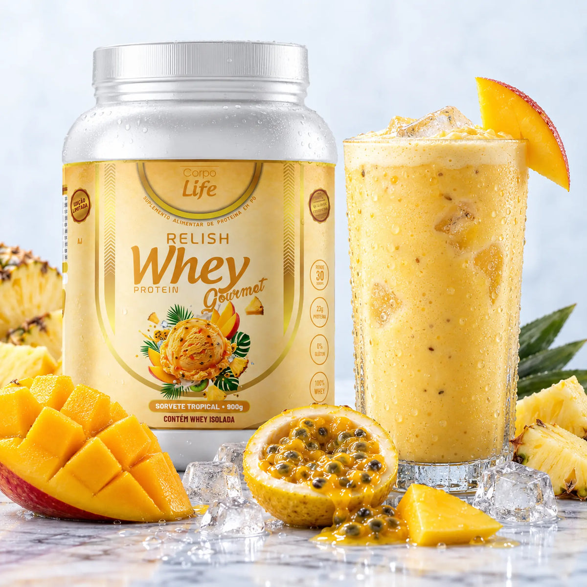 Pote de Relish Whey sabor Sorvete Tropical ao lado de shake gelado com manga, maracujá e abacaxi