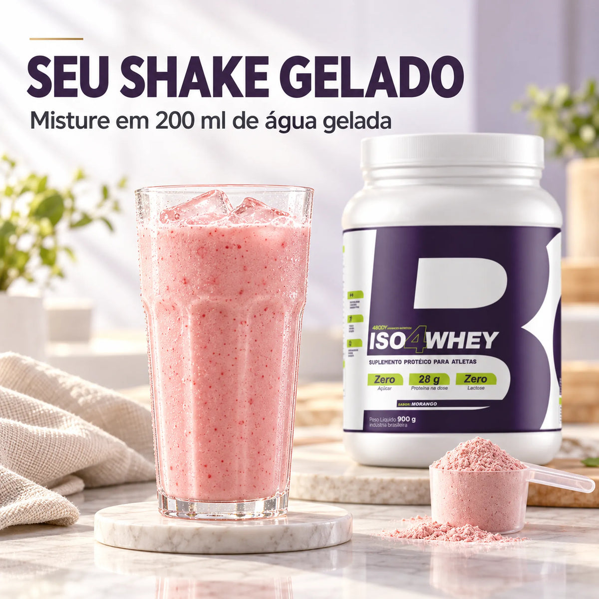 Shake gelado de whey isolado Iso4Whey 4Body preparado com 200ml de água gelada