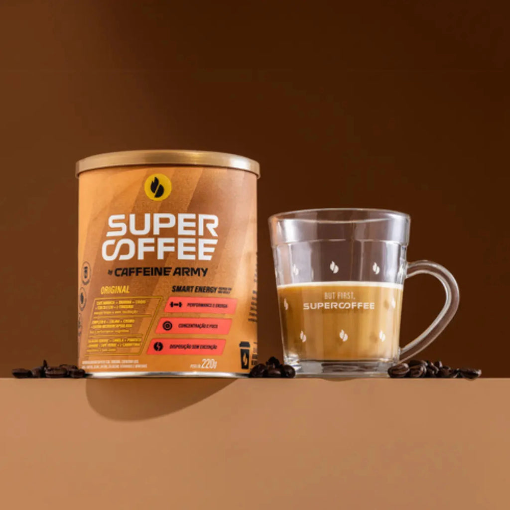 Lata de Supercoffee 3.0 220g Caffeine Army ao lado de uma caneca de café
