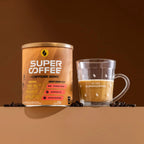 Lata de Supercoffee 3.0 220g Caffeine Army ao lado de uma caneca de café