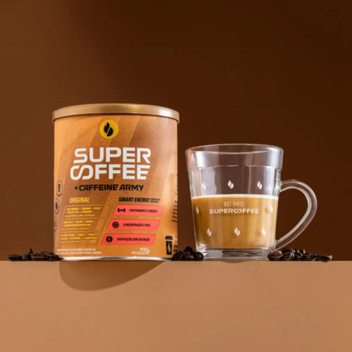 Lata de Supercoffee 3.0 220g Caffeine Army ao lado de uma caneca de café
