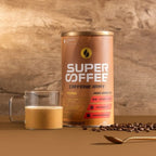 Lata de Supercoffee 3.0 380g Caffeine Army ao lado de uma caneca de café