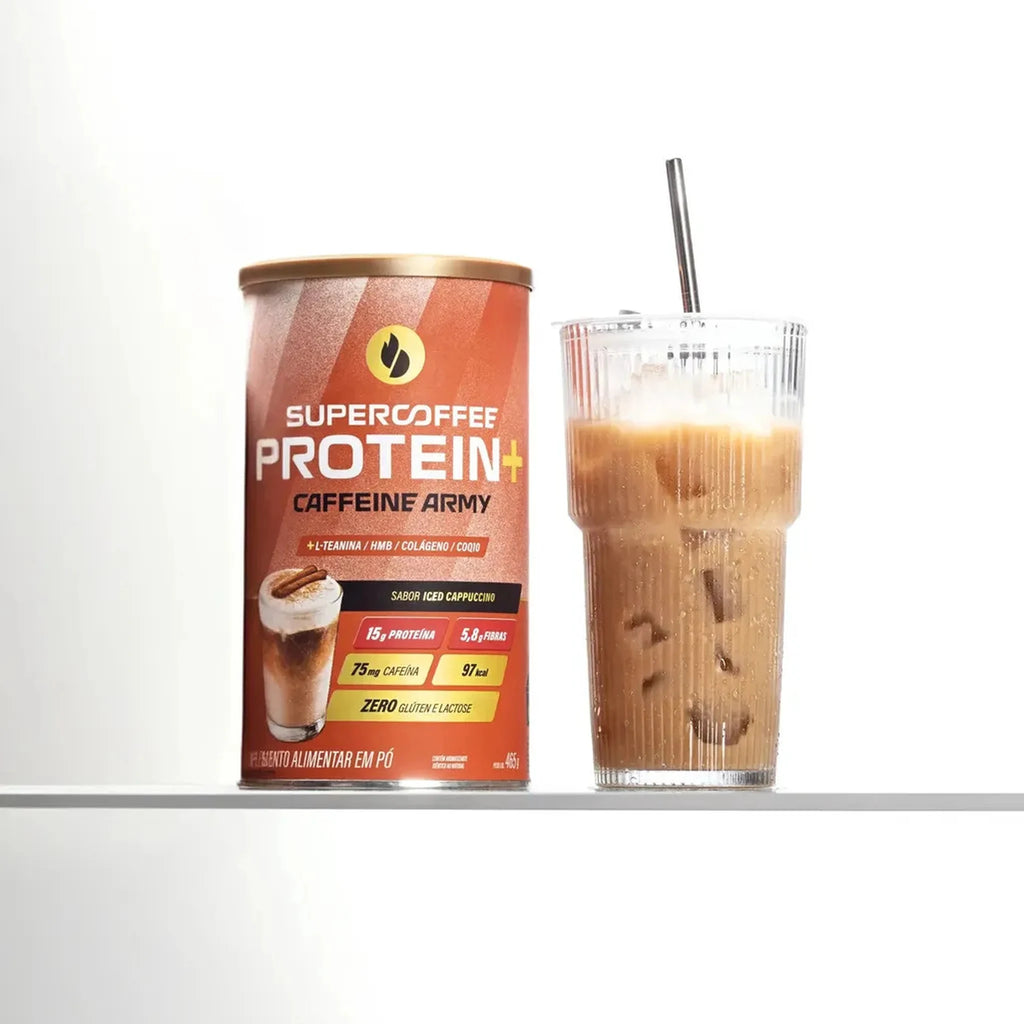 Lata de Supercoffee Protein+ 465g Caffeine Army ao lado de um copo de café gelado